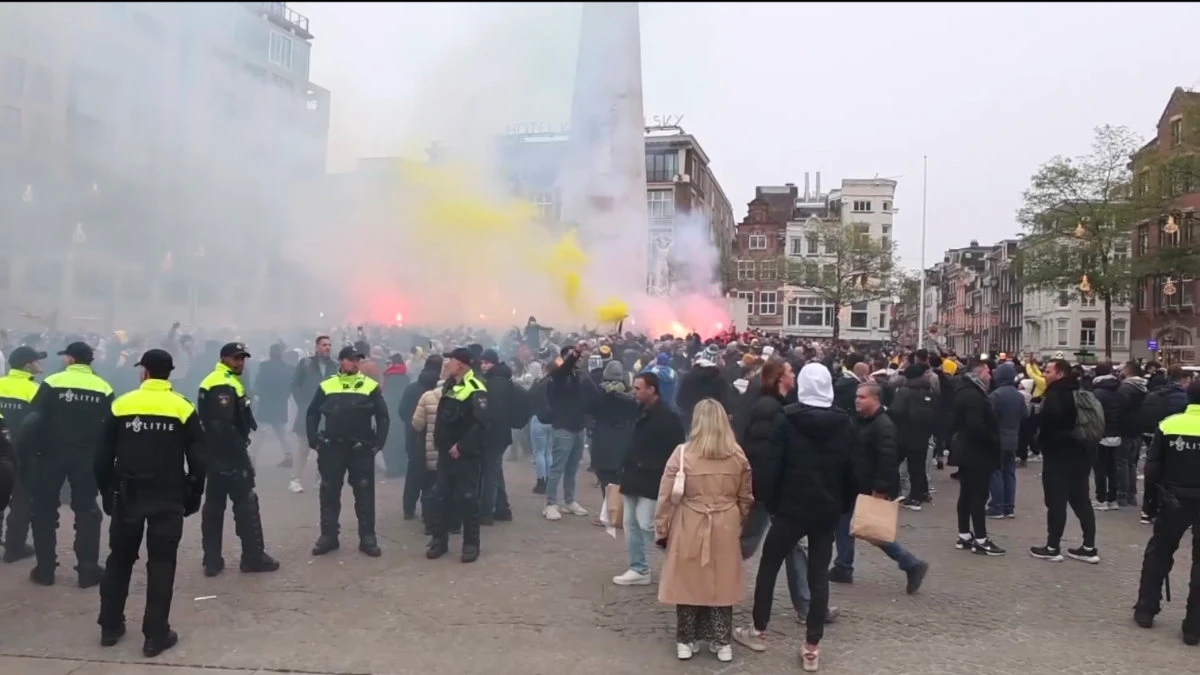 Police stand guard as Maccabi Tel Aviv supporters light flares in Amsterdam, on Nov. 7, 2024. (AP/InterVision)