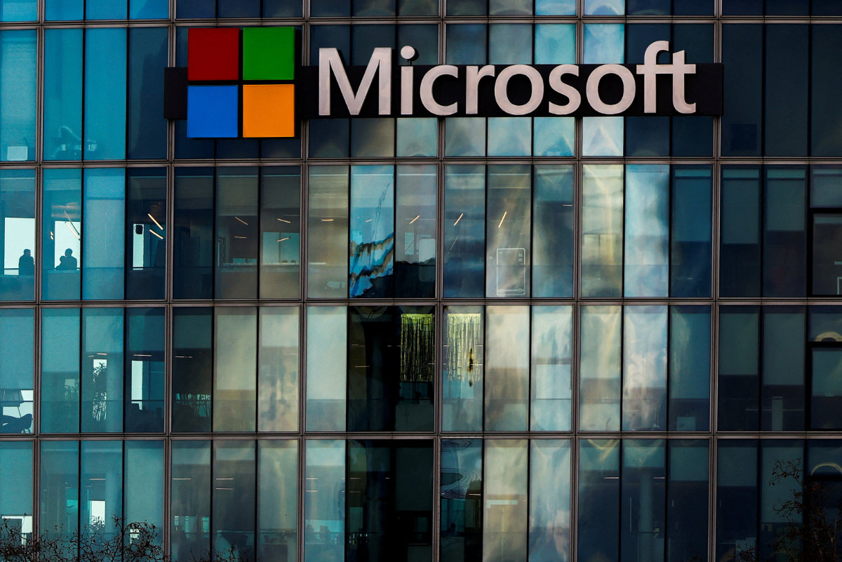 A view shows a Microsoft logo at Microsoft offices in Issy-les-Moulineaux near Paris, France. (REUTERS/File Photo)