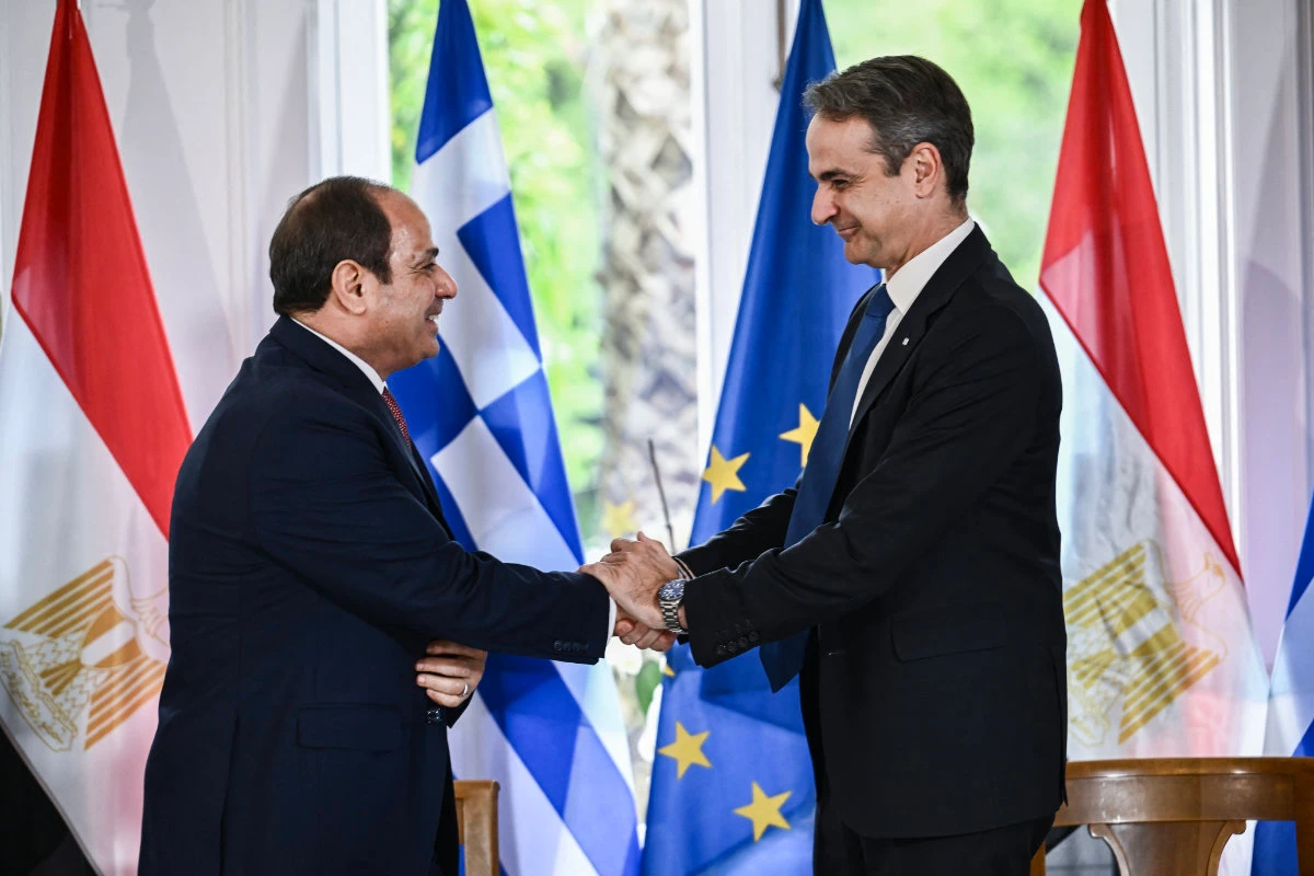 Greece's PM Kyriakos Mitsotakis (R) and Egypt's President El-Sisi meeting in Athens on May 7, 2025. (AFP)