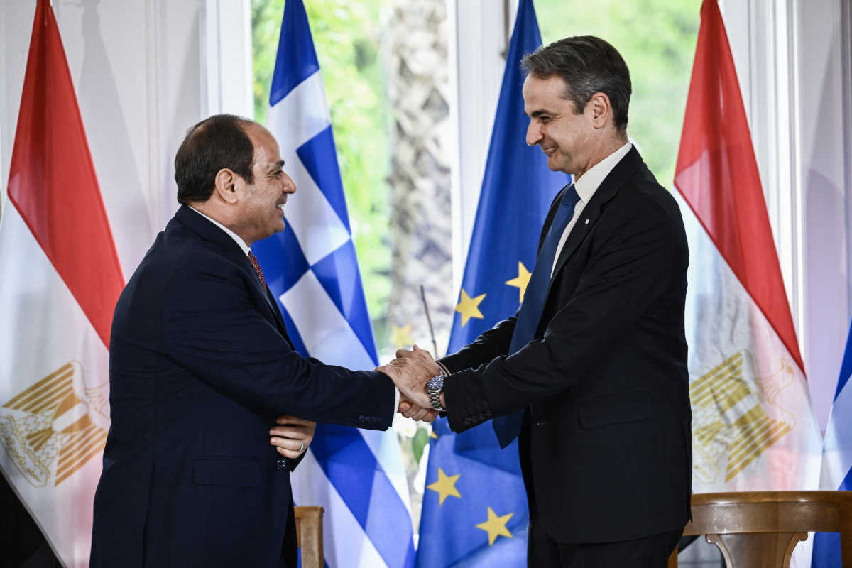 Greece's PM Kyriakos Mitsotakis (R) and Egypt's President El-Sisi meeting in Athens on May 7, 2025. (AFP)