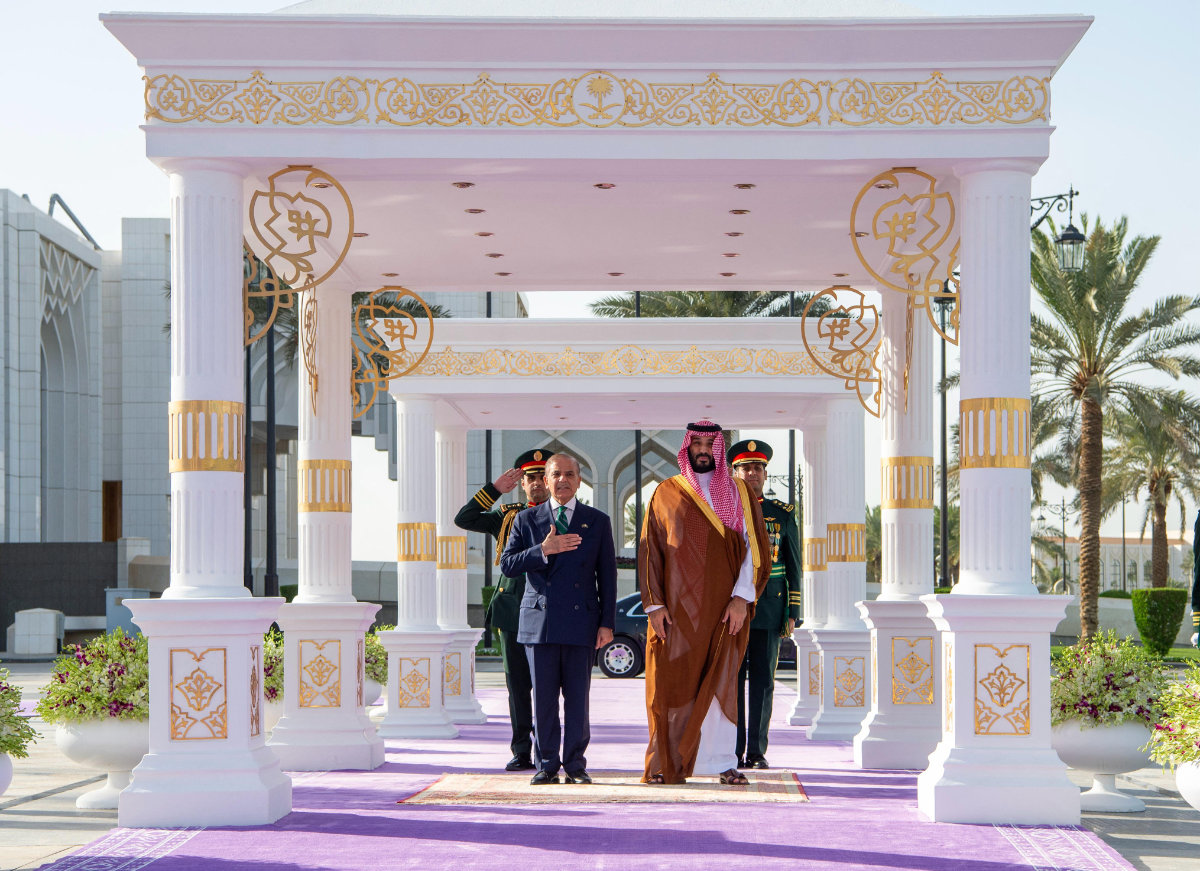Crown Prince Mohammed bin Salman (R) welcomes Pakistan's PM Shehbaz Sharif in Riyadh on Sept 17, 2025. (SPA)
