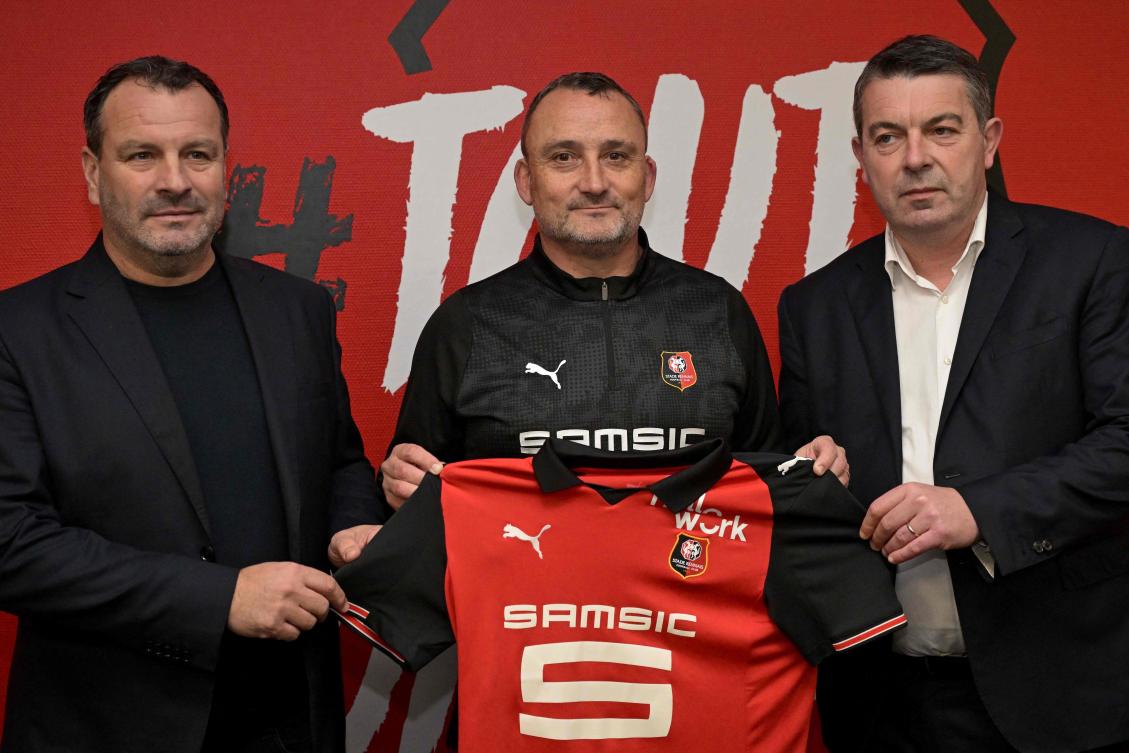Stade Rennais’ sporting director Loic Desire, newly recruited French head coach Franck Haise and president Arnaud Pouille pose with the club’s jersey during a press conference in Roazhon Park in Rennes, on Feb. 18, 2026. (AFP)