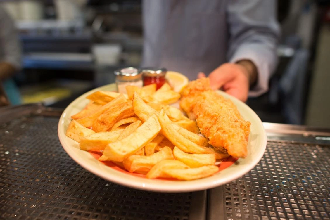 Before the war in the Middle East, Captain Peter Bruce spent £5,000 on diesel to bring back haddock and cod from The North Sea, which were served in fish and chips shops in British restaurants and supermarkets, a sure success at Easter. “It cost us 10,000 pounds on our last trip,” he told AFP, adding that he had already started slowing down his ship to try to save fuel. (AFP)