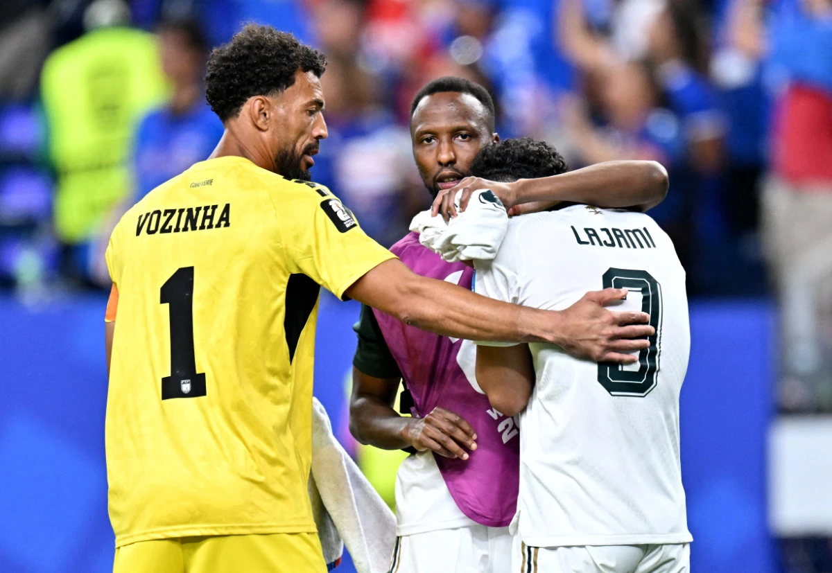 Cape Verde's Vozinha consoles Saudi Arabia's Ali Lajami and Firas Al-Buraikan after the match. (IMAGN IMAGES via Reuters)