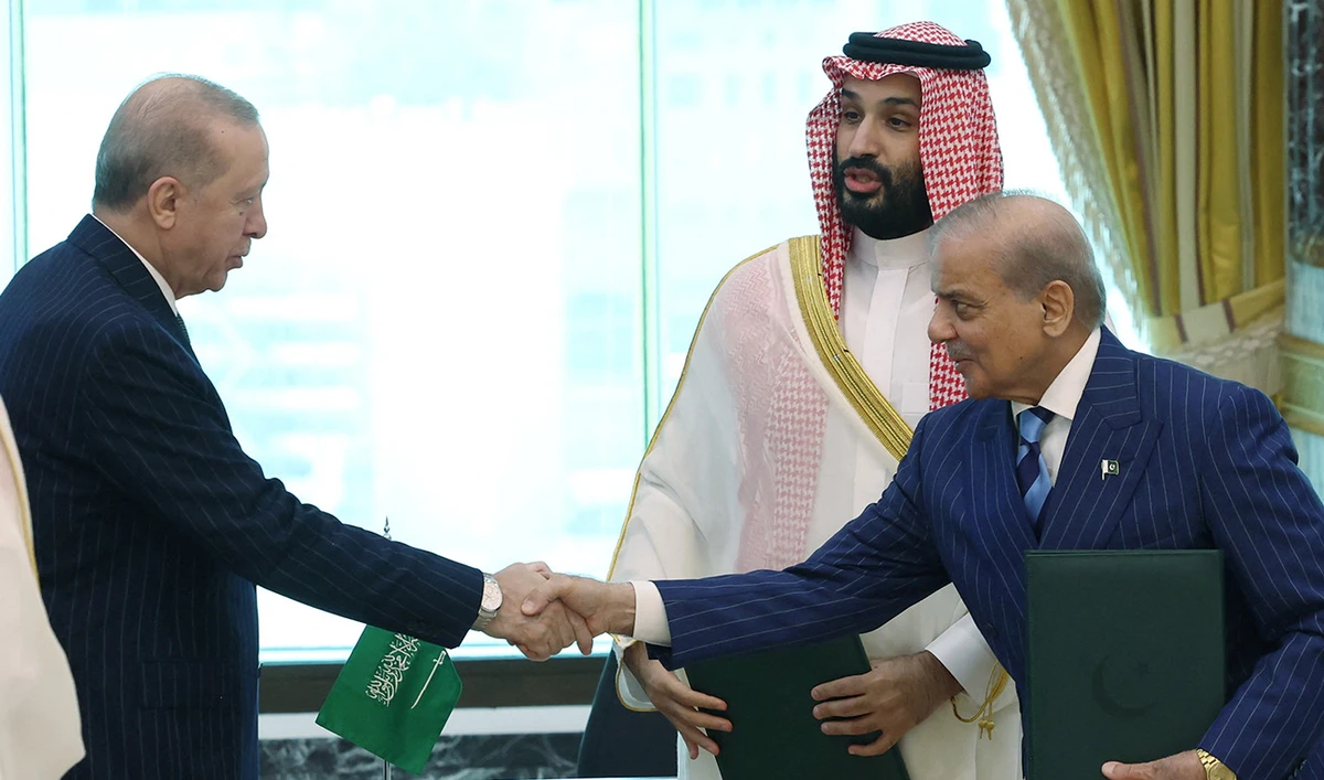 Turkish President Tayyip Erdogan shakes hands with Pakistan's Prime Minister Shehbaz Sharif as Saudi Crown Prince Mohammed bin Salman looks on after they signed a joint defense agreement in Mecca, Saudi Arabia, August 7, 2026. (AFP)