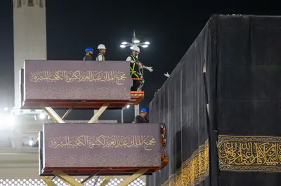 جميع المراحل تُنفذ بعناية ودقة عاليتين تعكسان مكانة الكعبة المشرفة وقدسيتها