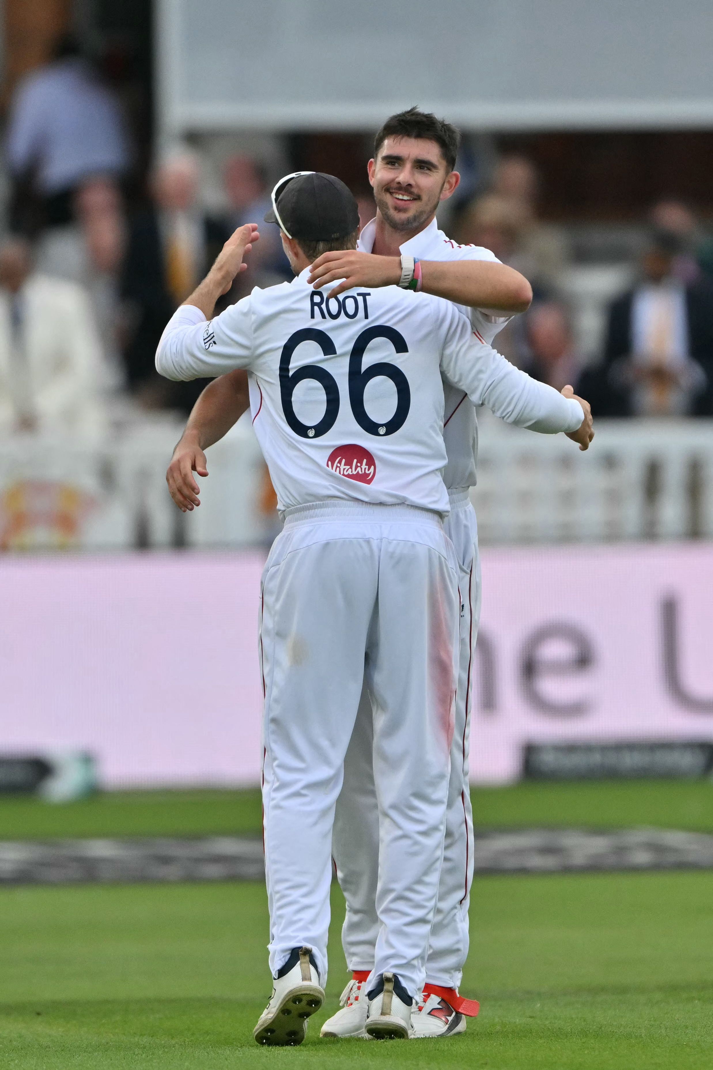 England survive scare to seal 3-0 sweep against Pakistan