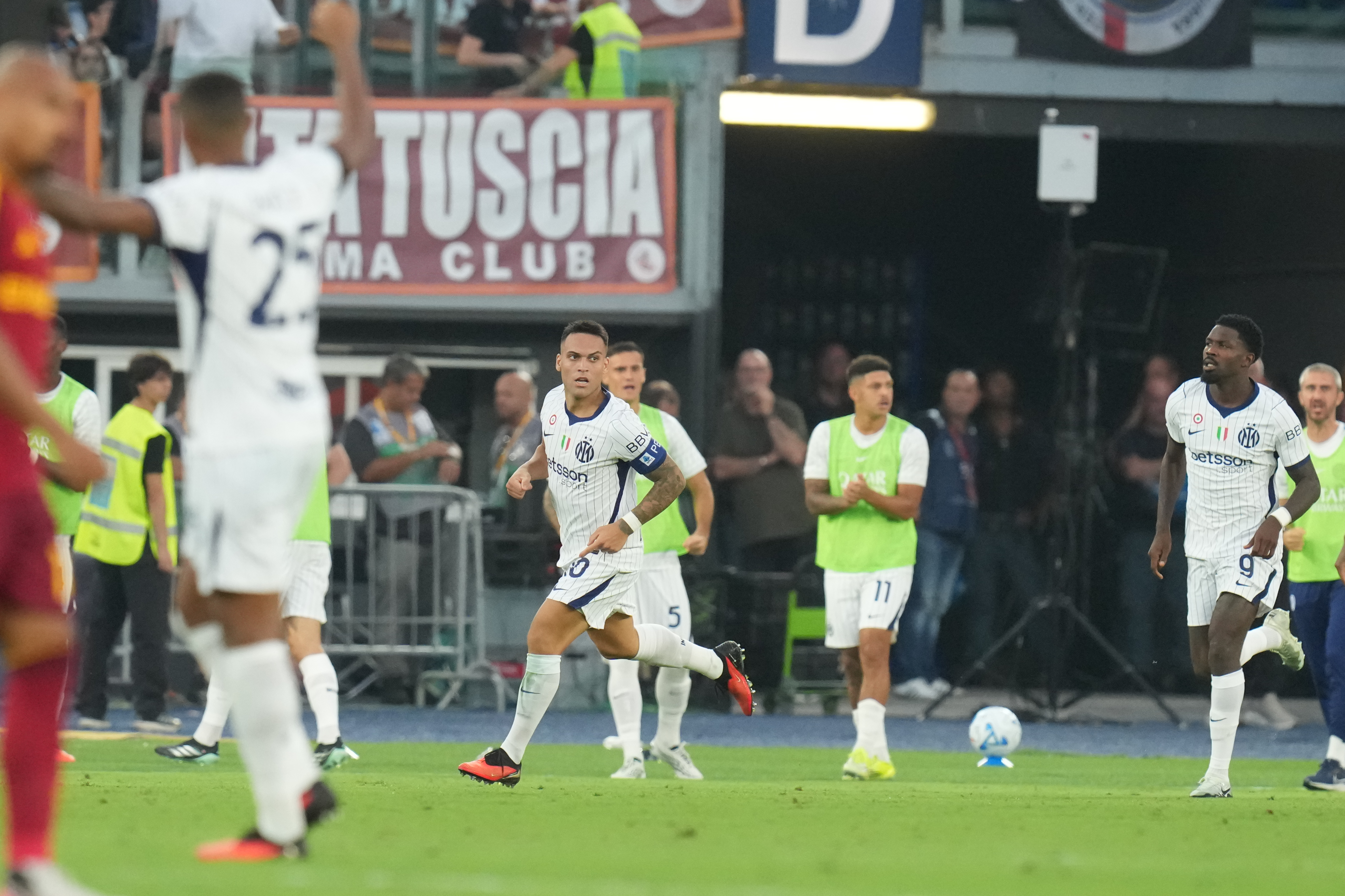 Martinez nets double as Inter come back to draw 2-2 with Roma