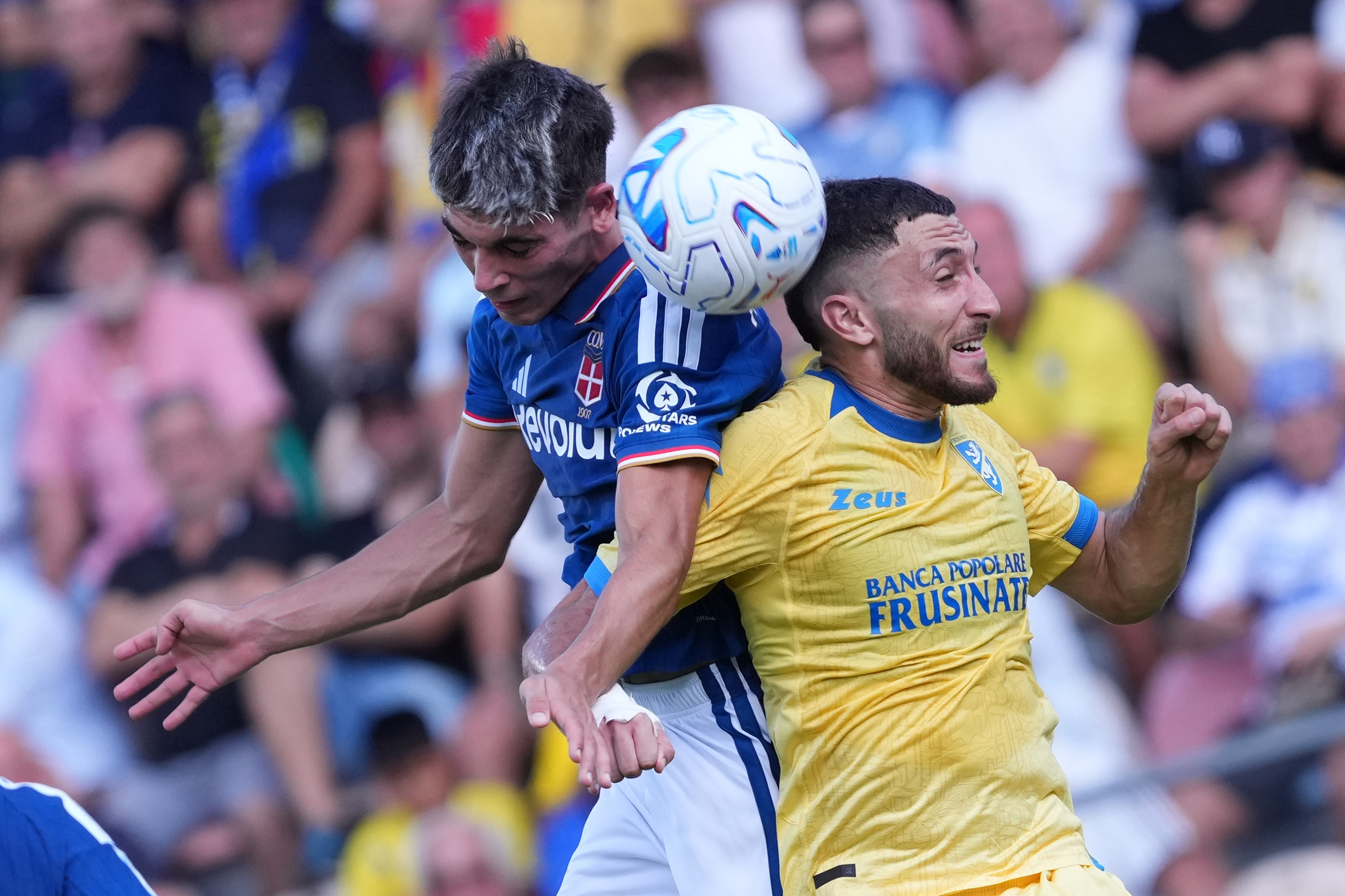 Como's Alex Valle, left, and Frosinone's Fares Ghedjemis in action during the Serie A soccer match between Frosinone and Como in Frosinone, Italy, Sunday Sept. 20, 2026. (AP)