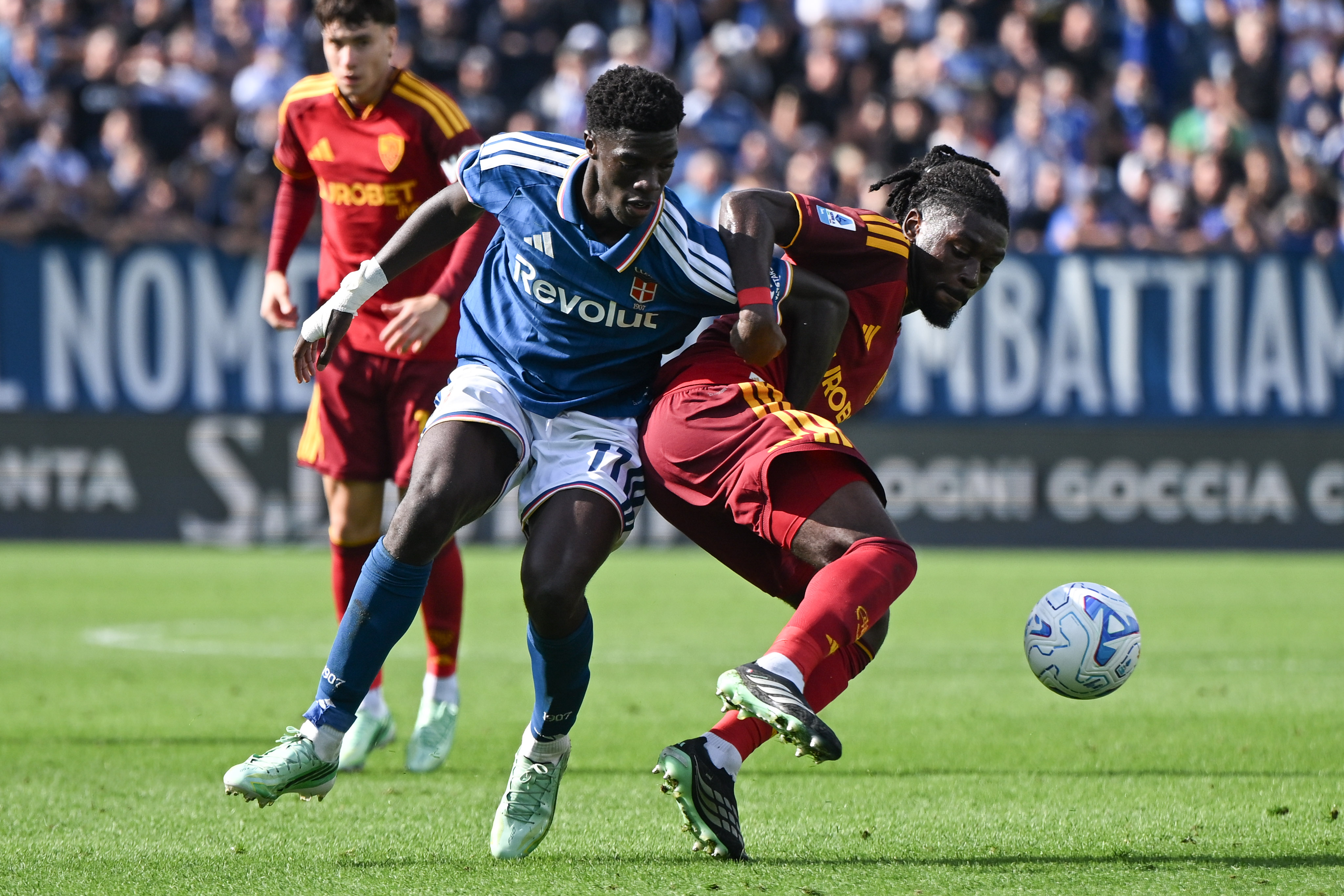 Como's Assane Diao fights for the ball with Roma's Manu Kone, right, during the Serie A soccer match between Como and Roma, in Como, Italy, Sunday, Oct. 11, 2026. (AP)