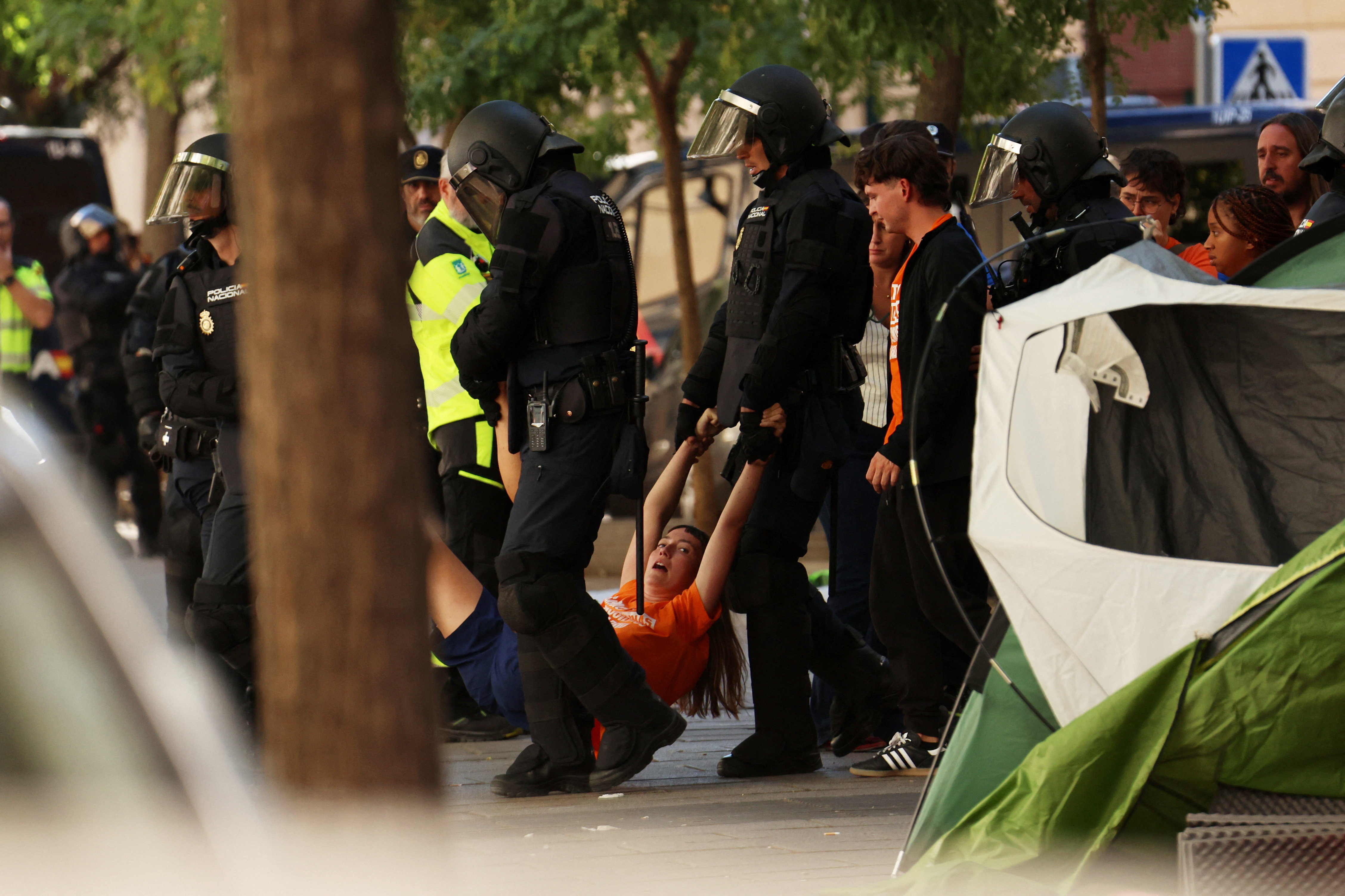 Spain tenants’ unions urge new law after pensioner eviction sparks anger