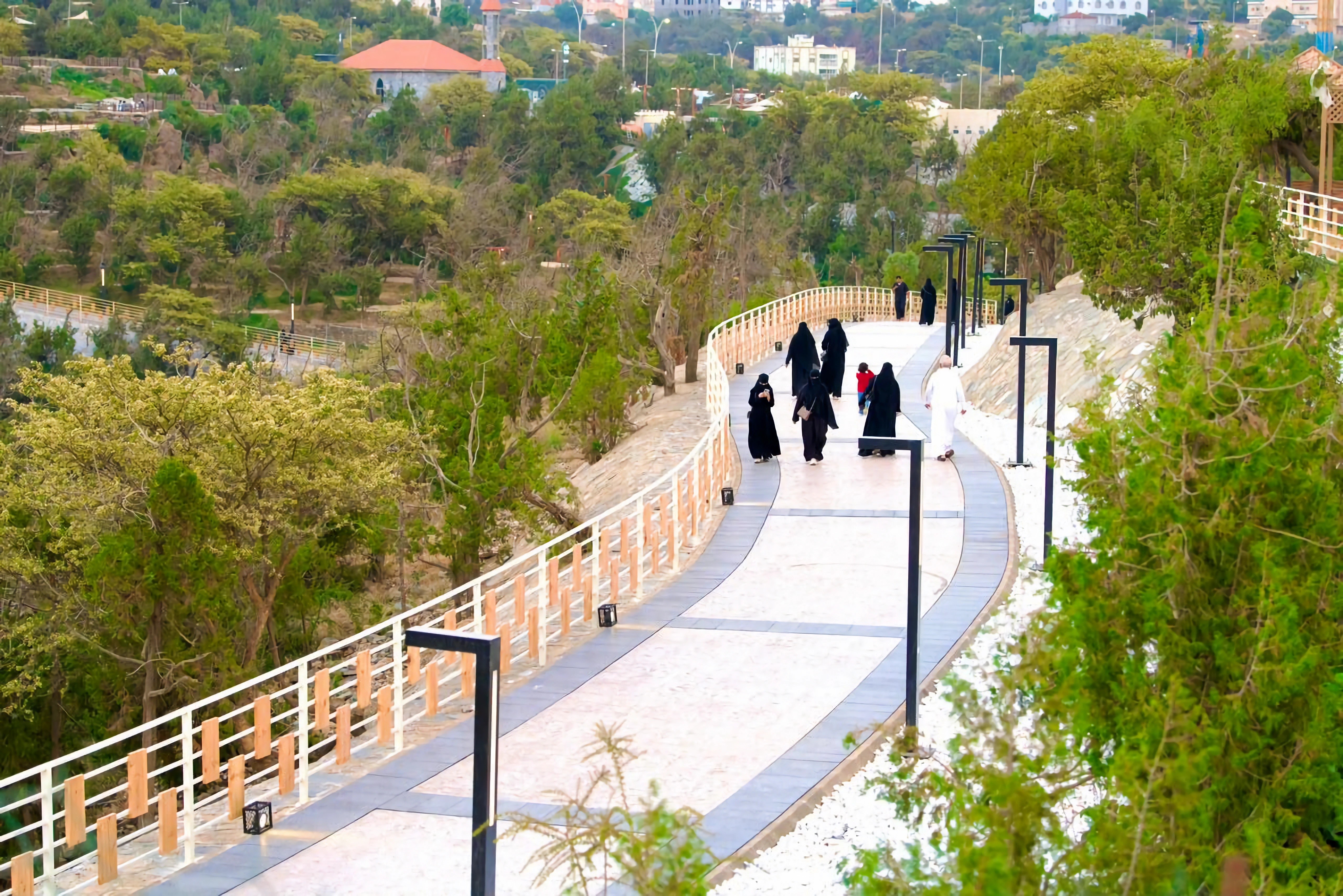 ممشى اللافندر.. مسار يجمع أناقة التصميم وروعة الطبيعة