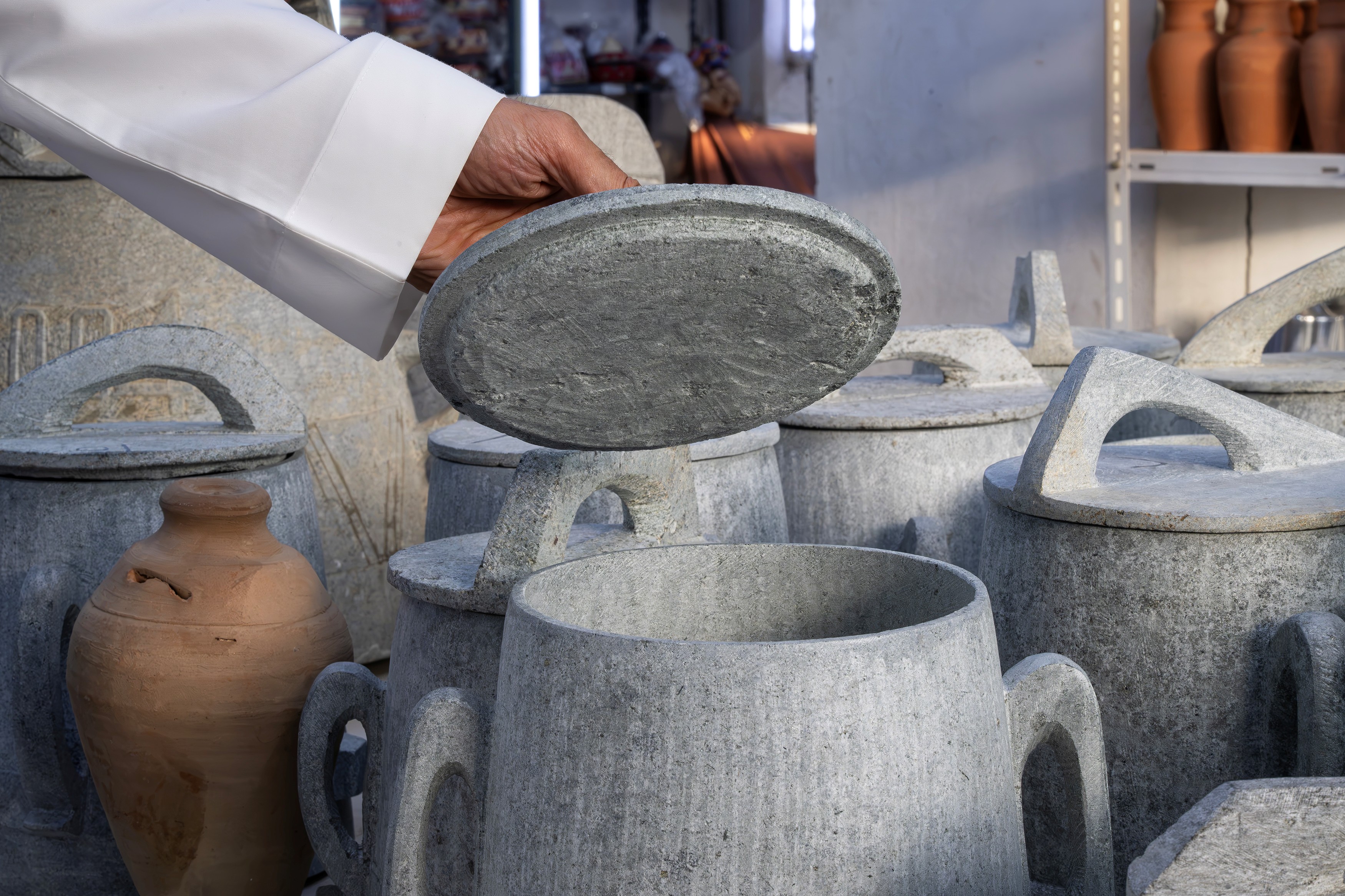 أوانٍ نجرانية تحيي الموروث على موائد الأهالي