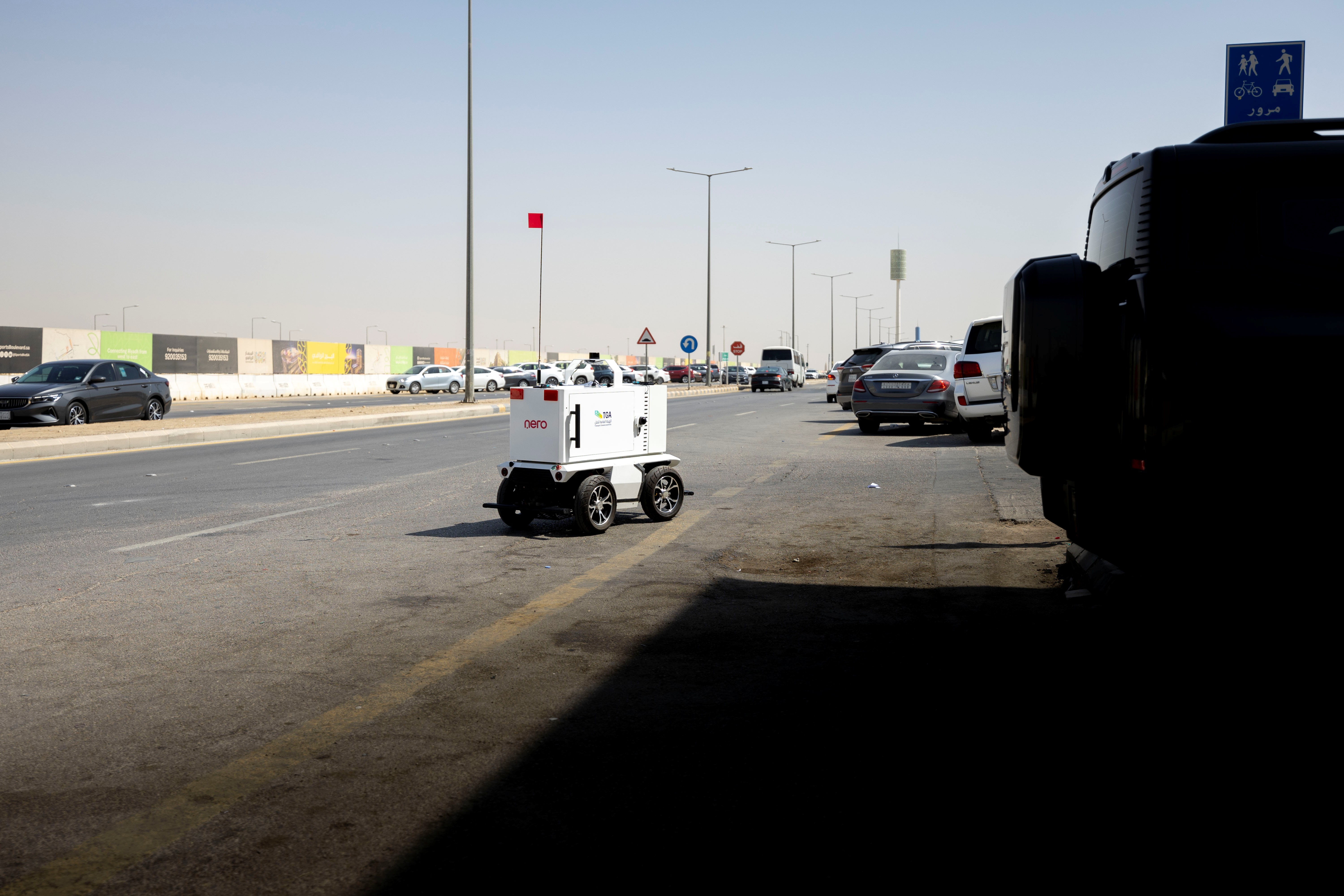 بدء توصيل الطلبات بمركبات ذاتية القيادة في الرياض