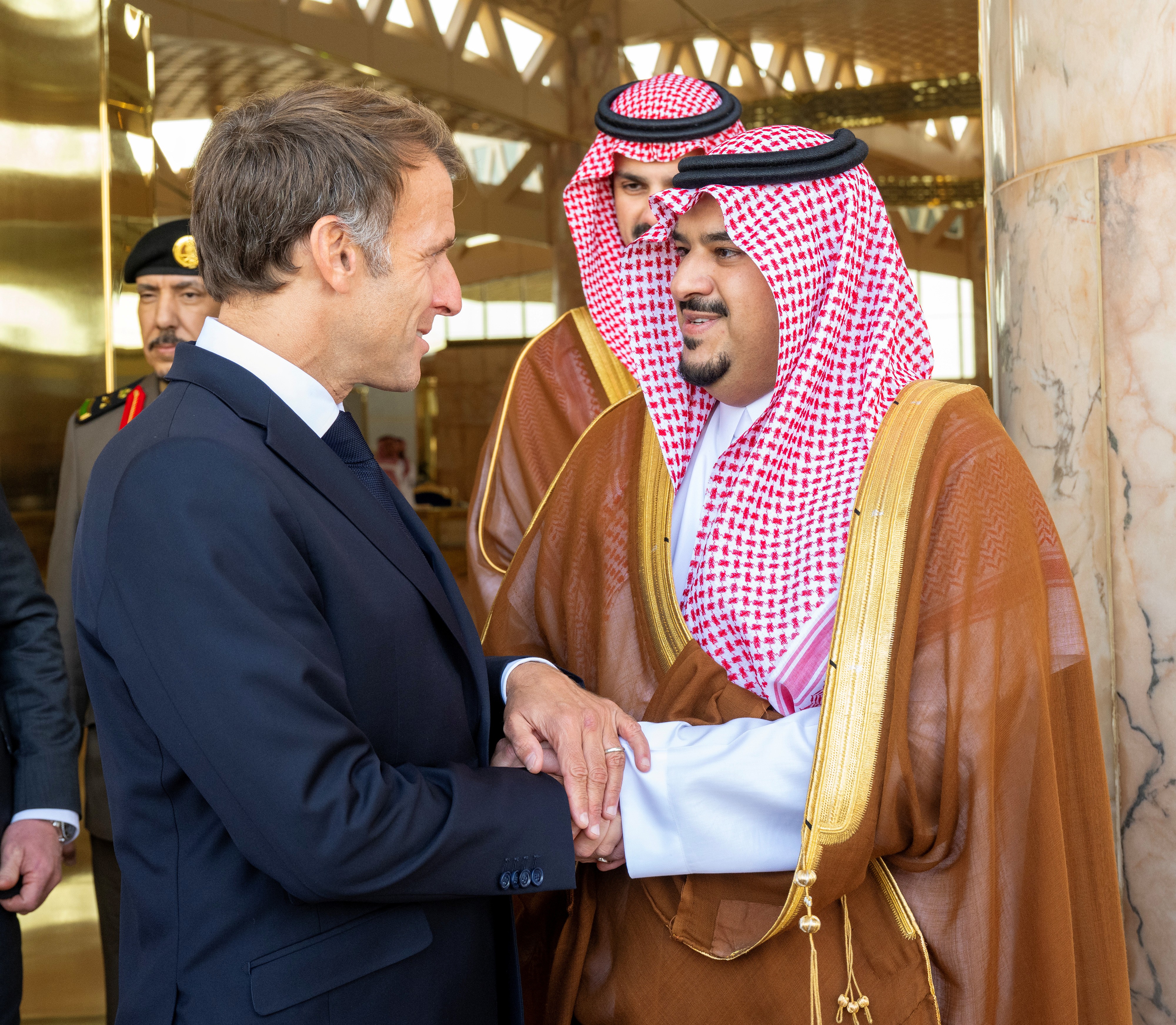 ماكرون يصل الرياض وفي مقدمة مستقبليه نائب أمير المنطقة