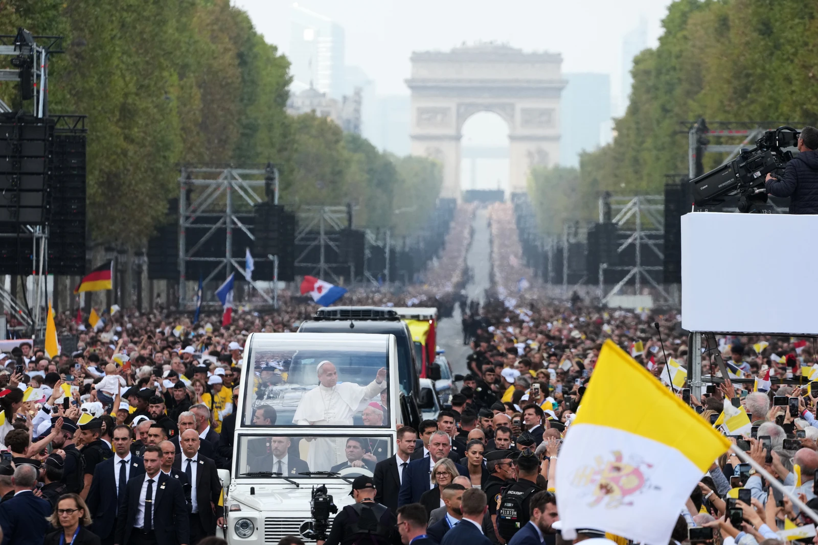 Pope Leo XIV fills central Paris with 700,000-strong crowd at giant outdoor Mass