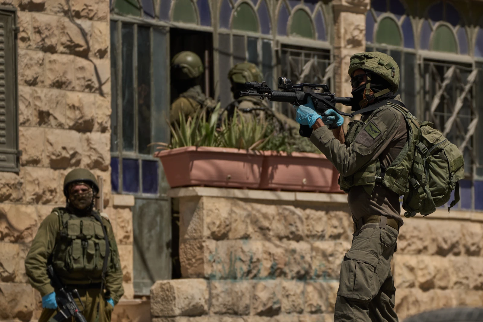 Israeli forces raid town of suspected Palestinian gunman: local authorities